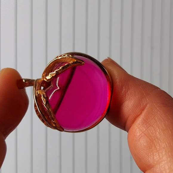 SOLD Vintage Signed Sarah Coventry Lucite Magenta & Goldtone Apple Brooch Pin - Picture 10 of 10